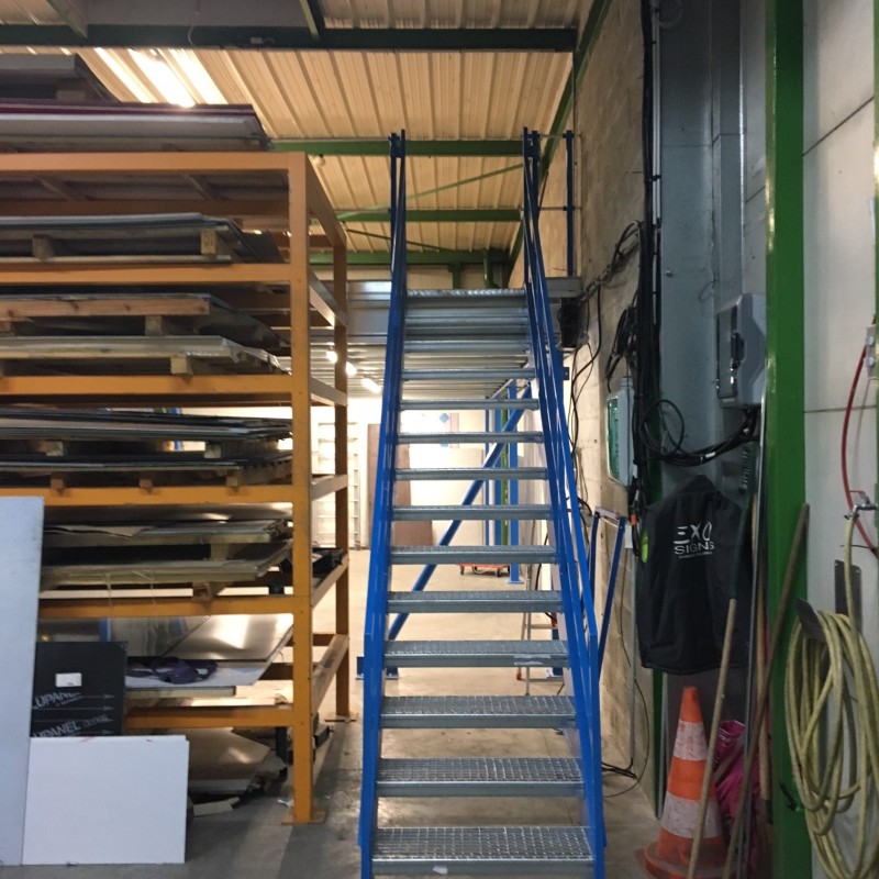 L'escalier mécano soudé est adapté aux entrepôts et aux plateformes de stockage un escalier ERP avec main courante sécurisée répondant aux normes des établissements recevant du public 