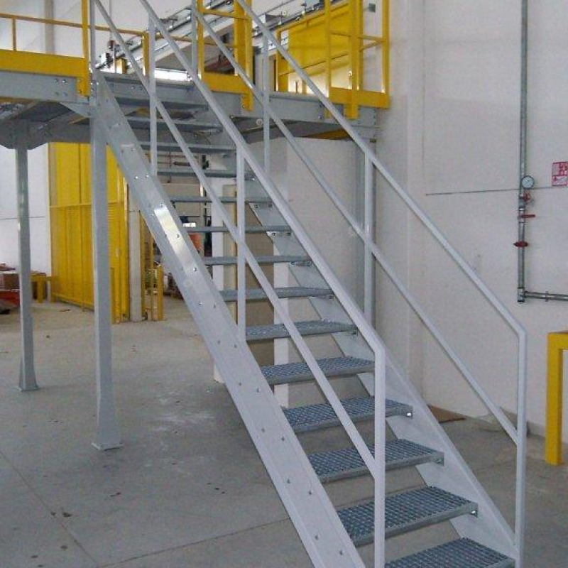 L'escalier mécano soudé est adapté aux entrepôts et aux plateformes de stockage un escalier ERP avec main courante sécurisée répondant aux normes des établissements recevant du public 