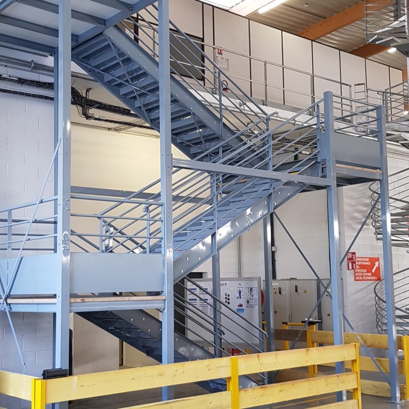 L'escalier mécano soudé est adapté aux entrepôts et aux plateformes de stockage un escalier ERP avec main courante sécurisée répondant aux normes des établissements recevant du public 